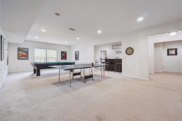 game room featuring visible vents, light carpet, recessed lighting, baseboards, and a dry bar