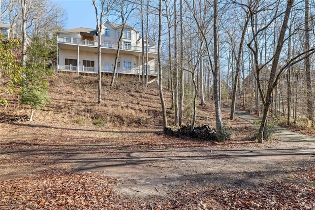 view of yard featuring a balcony