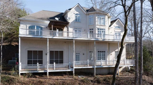 view of front facade featuring a balcony