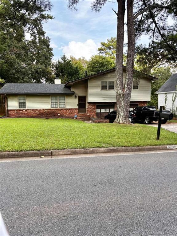 view of front facade with a front yard