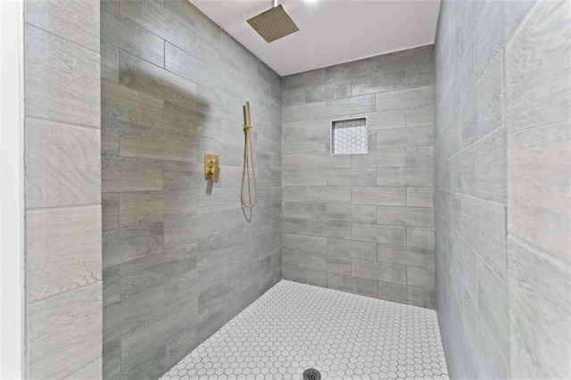 full bathroom featuring a tile shower