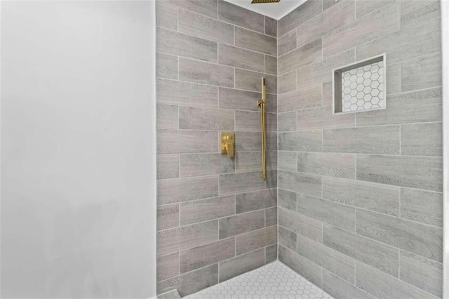 bathroom featuring a tile shower