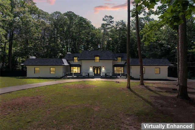 view of front facade featuring a front lawn