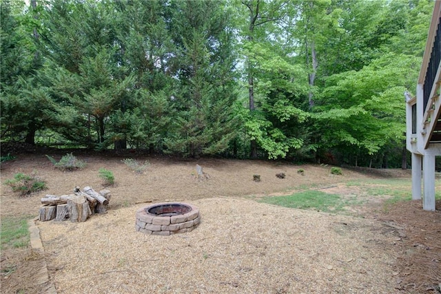 view of yard featuring an outdoor fire pit