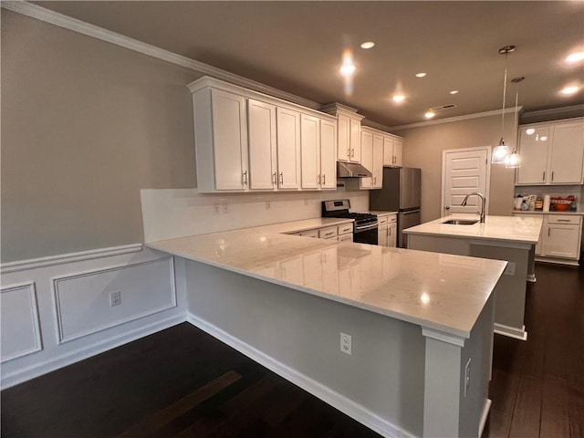 2778 Wild Laurel Ct, Norcross, GA 30071 - kitchen with appliances with stainless steel finishes, under cabinet range hood, crown molding, a sink, and a peninsula