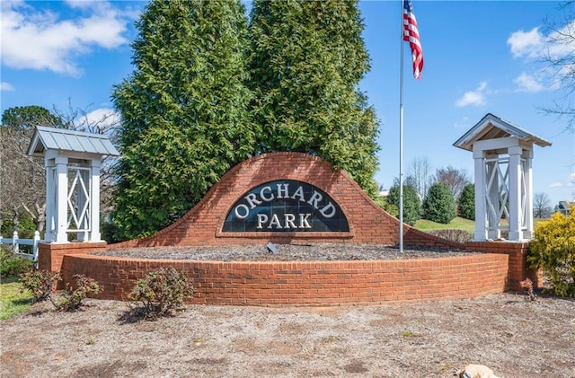 view of community / neighborhood sign