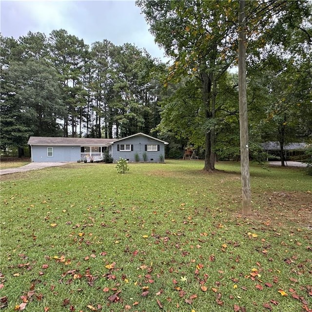 view of front of home featuring a front yard