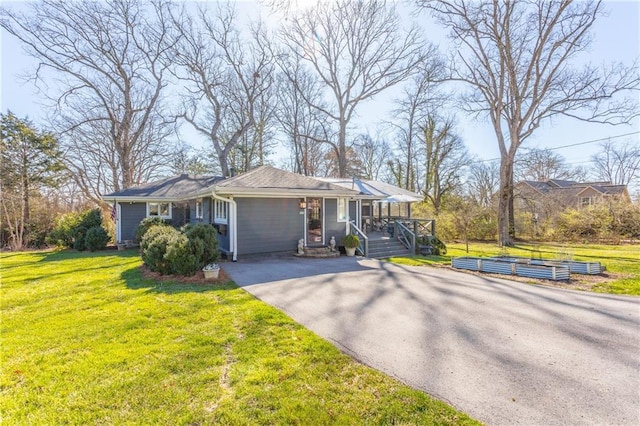 view of front facade with a front lawn and driveway