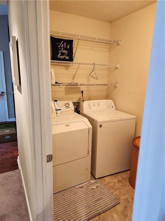 979 Simonton Glen Dr, Lawrenceville, GA 30045 - laundry area with washer and clothes dryer and a textured ceiling