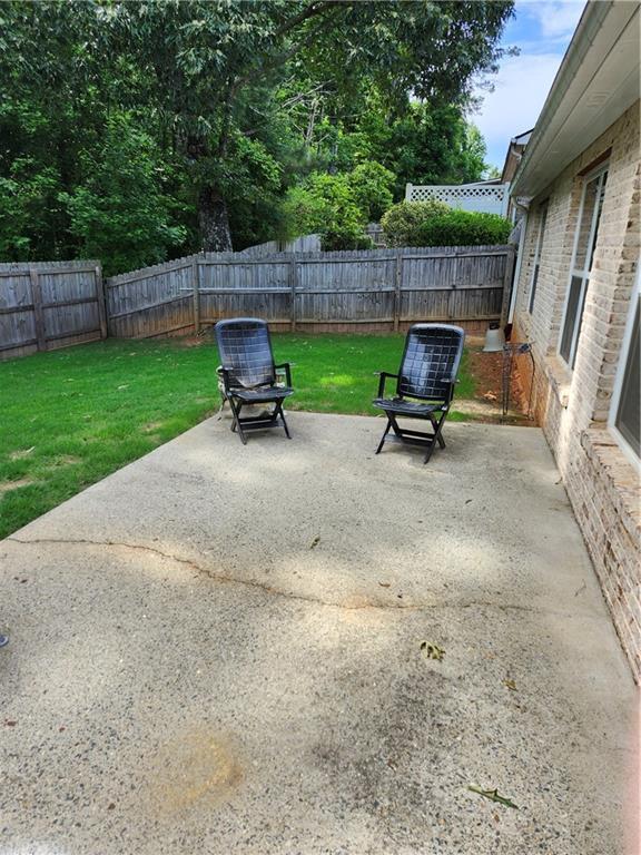 979 Simonton Glen Dr, Lawrenceville, GA 30045 - fenced backyard with a patio area