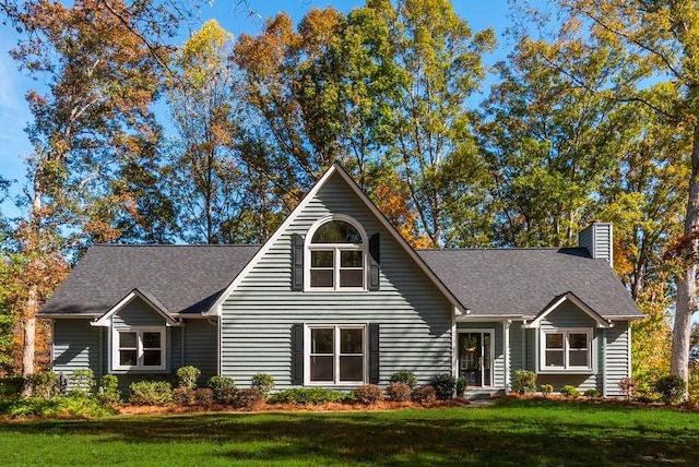 view of front facade with a front yard