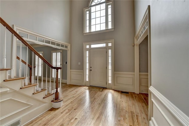 unfurnished room with a ceiling fan, visible vents, carpet floors, and baseboards