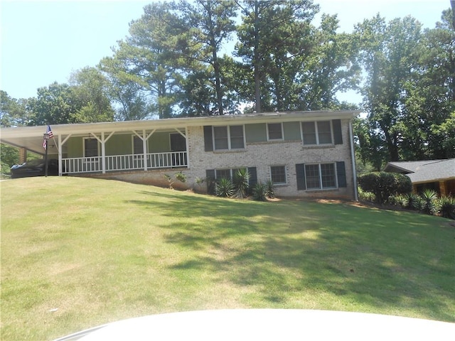 view of front of home featuring a front lawn