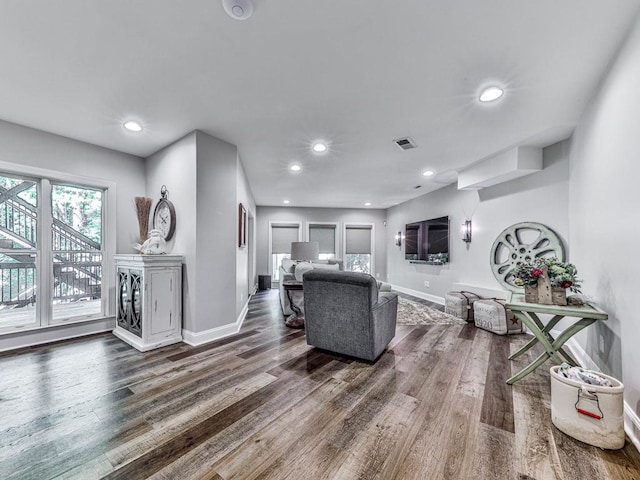 5039 Towne Lake Hls N, Woodstock, GA 30189 - living area with baseboards, wood finished floors, and recessed lighting