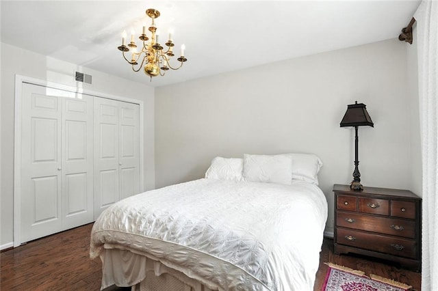 6851 Roswell Rd Unit F5, Sandy Springs, GA 30328 - bedroom with a chandelier, dark wood-type flooring, and a closet