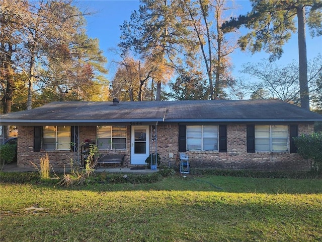 ranch-style home featuring a front lawn