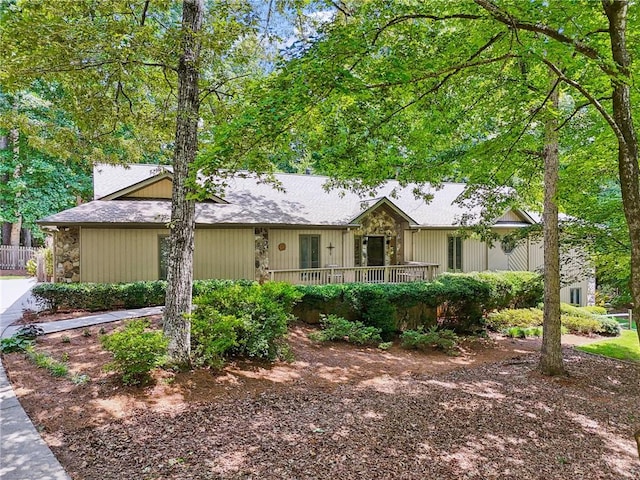 single story home with a porch