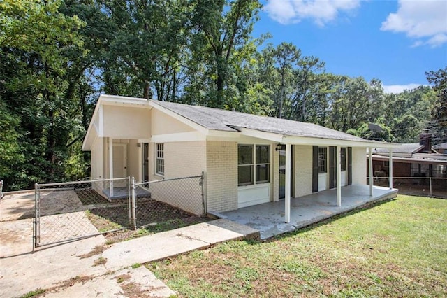 view of front of property featuring a front yard