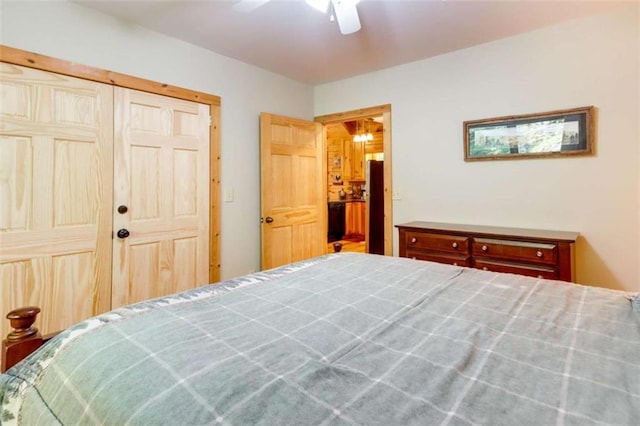 bedroom with ceiling fan and freestanding refrigerator