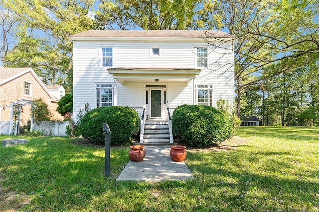 view of front facade featuring a front lawn