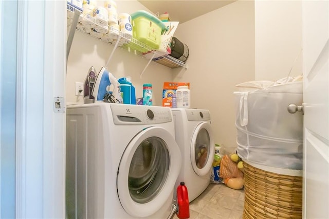 washroom featuring washing machine and clothes dryer