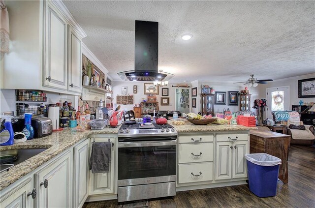 kitchen with open floor plan, dark wood-style floors, a peninsula, island range hood, and gas range