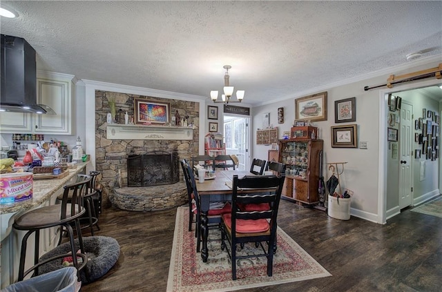 dining area featuring crown molding, dark wood-style floors, and a chandelier