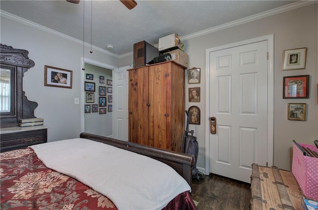 bedroom featuring ceiling fan, a textured ceiling, dark wood finished floors, and crown molding