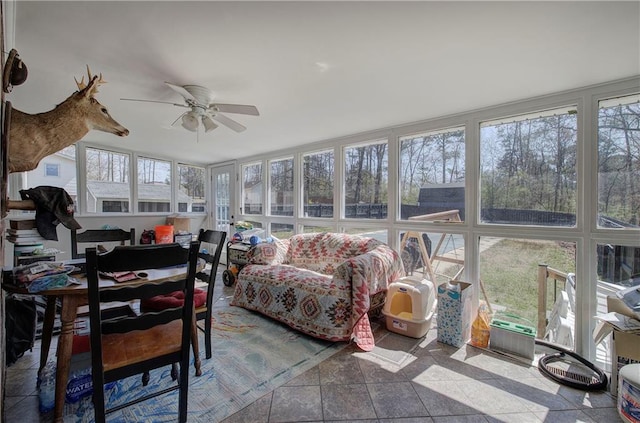 sunroom with ceiling fan