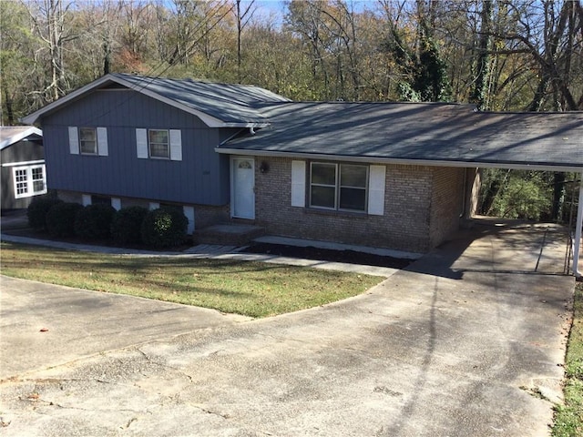 view of front facade with a carport