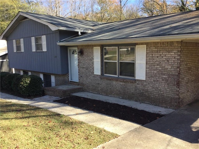 view of front facade featuring a front lawn