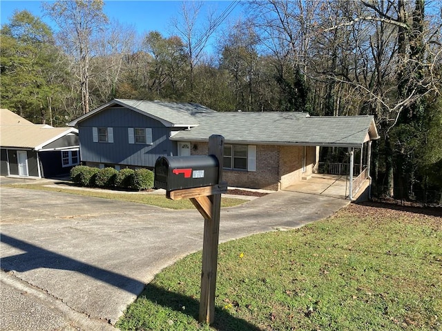 view of front of house featuring a carport and a front lawn