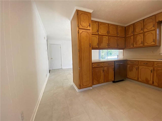 kitchen with crown molding