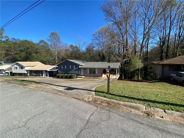 single story home with a front lawn