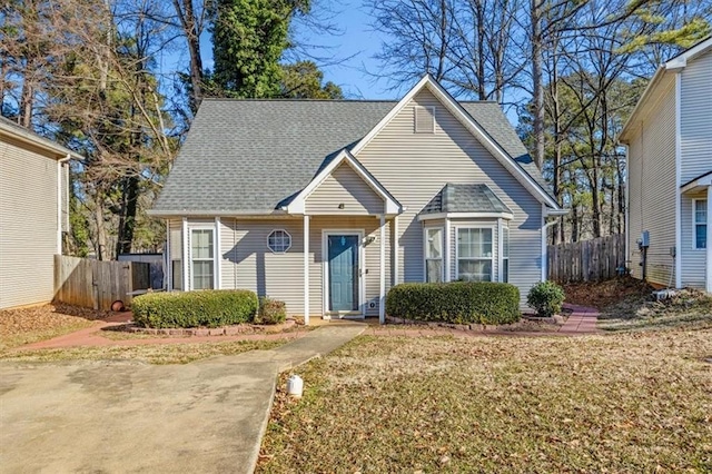 view of front of home featuring a front yard