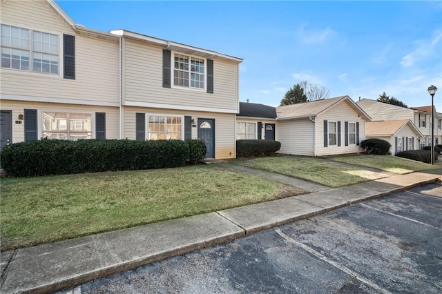 view of front of property featuring a front yard