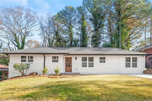 single story home featuring a front lawn