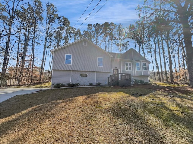 view of front of property featuring a front lawn