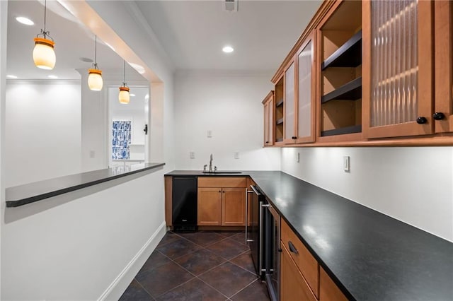 indoor wet bar featuring ornamental molding, dark tile patterned floors, hanging light fixtures, recessed lighting, and baseboards