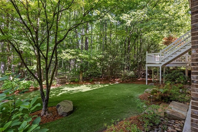 view of green lawn