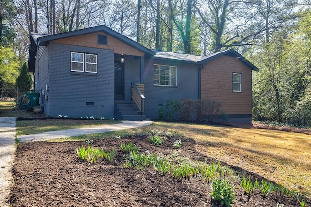 view of front facade featuring crawl space and a front yard