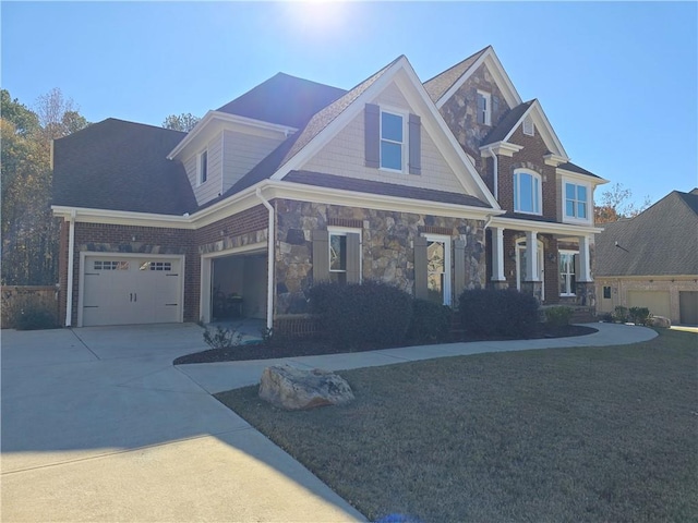 view of front of property featuring brick siding, driveway, and a front yard