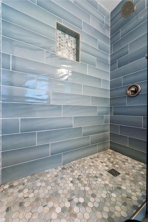 details featuring tiled shower