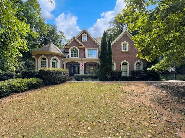 view of front facade featuring a front yard