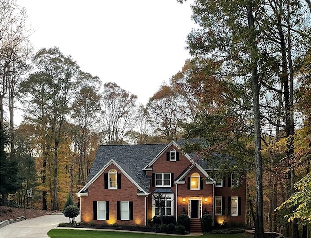 view of front facade featuring a front yard