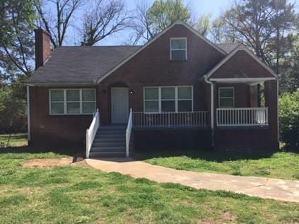 view of front of property featuring a porch and a front lawn