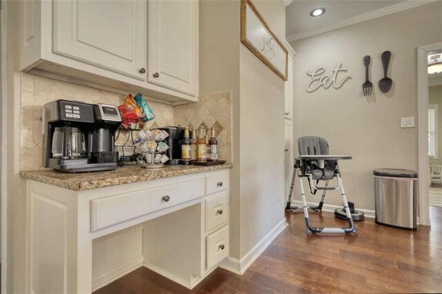 bar featuring dark wood-type flooring, decorative backsplash, baseboards, ornamental molding, and recessed lighting