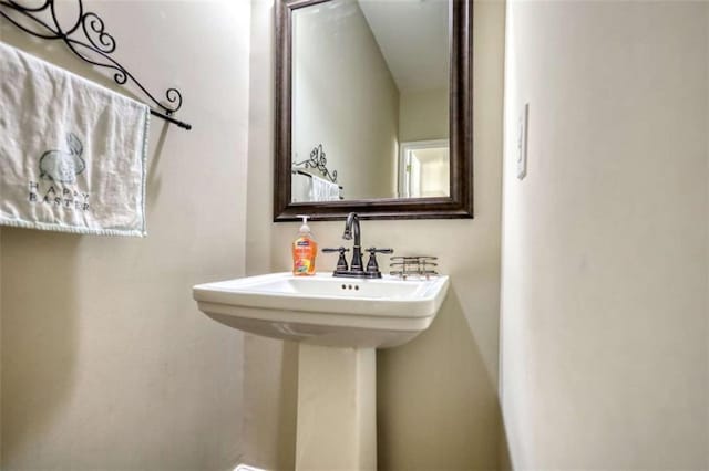 bathroom featuring a sink
