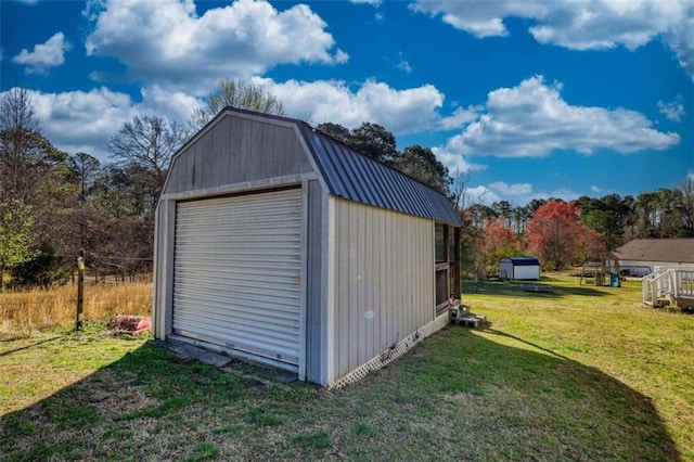 view of outdoor structure with driveway and an outdoor structure
