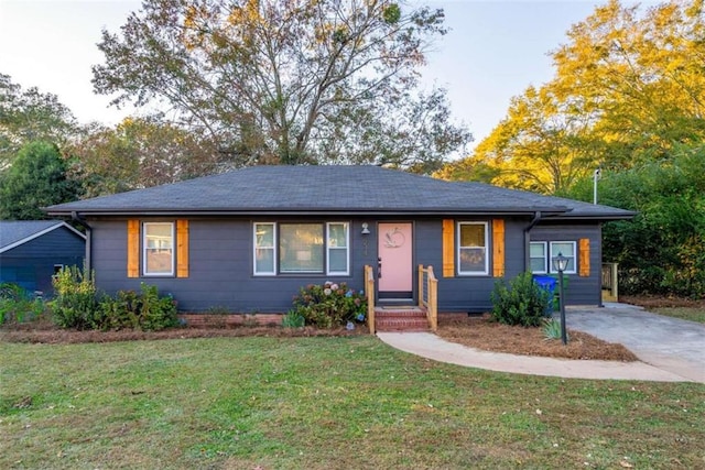 ranch-style house featuring a front yard